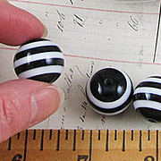 Black & White Striped 20mm Resin Beads*